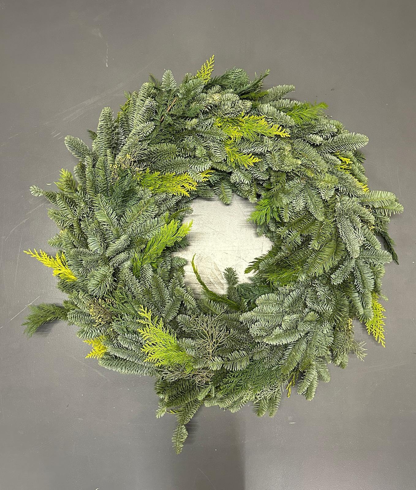 kranz-nobilis Kranz aus Nobilis in grauen Hintegrund