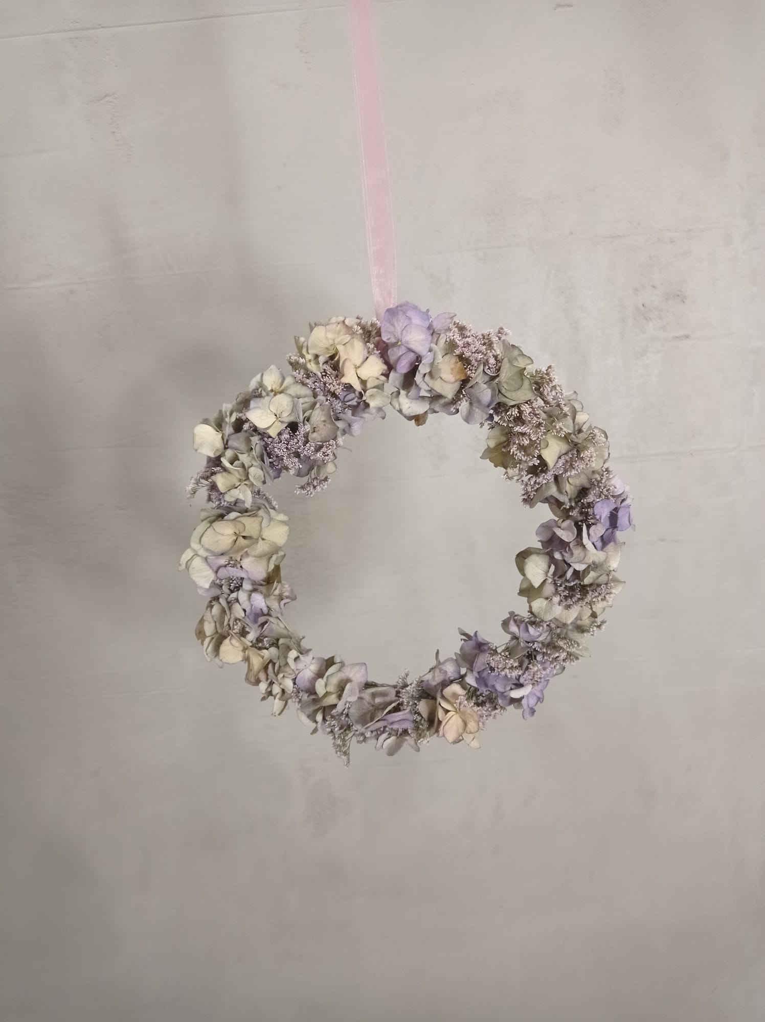 dekokranz-ortensien Hängend Dekokranz mit getrockneten Hortensien und rosa Band