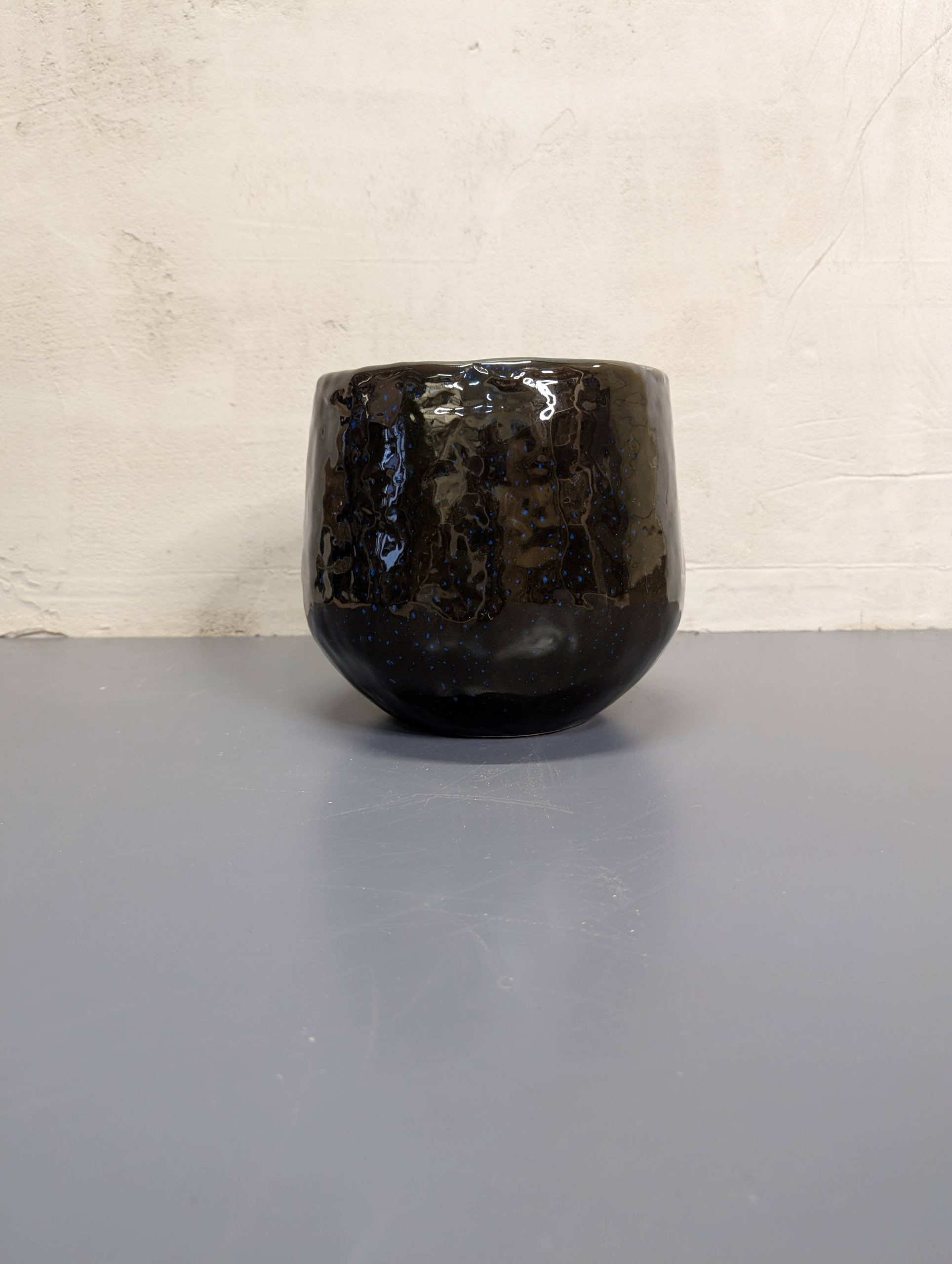 uebertopf-schwarz Suburb Cauldron Night Uebertopf schwarz mit blauen Punkte